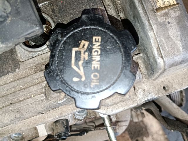 bontott TOYOTA CARINA Olajbeöntő Sapka