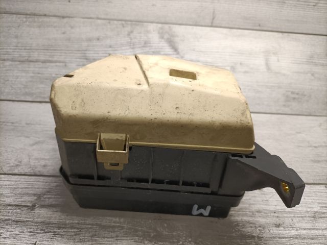 bontott TOYOTA COROLLA Biztosítéktábla Motortér