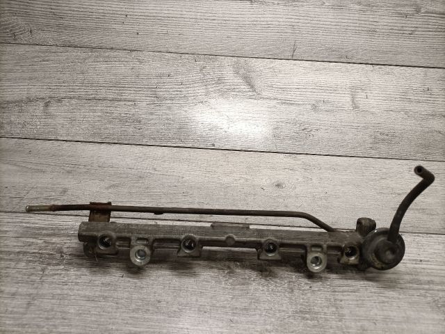 bontott TOYOTA COROLLA Porlasztó Sor / Híd