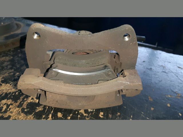 bontott TOYOTA COROLLA Jobb első Féknyereg Munkahengerrel