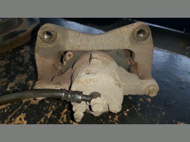 bontott TOYOTA COROLLA Jobb első Féknyereg Munkahengerrel