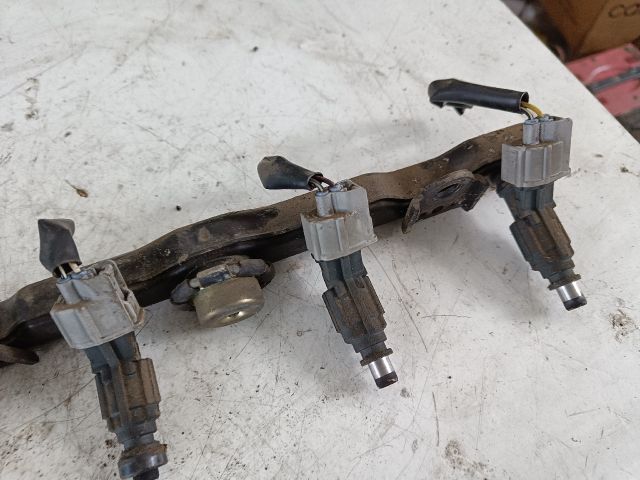 bontott TOYOTA COROLLA Porlasztó Sor / Híd