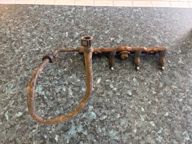 bontott TOYOTA COROLLA Porlasztó Sor / Híd