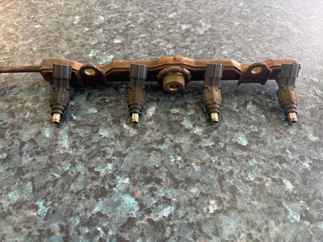 bontott TOYOTA COROLLA Porlasztó Sor / Híd