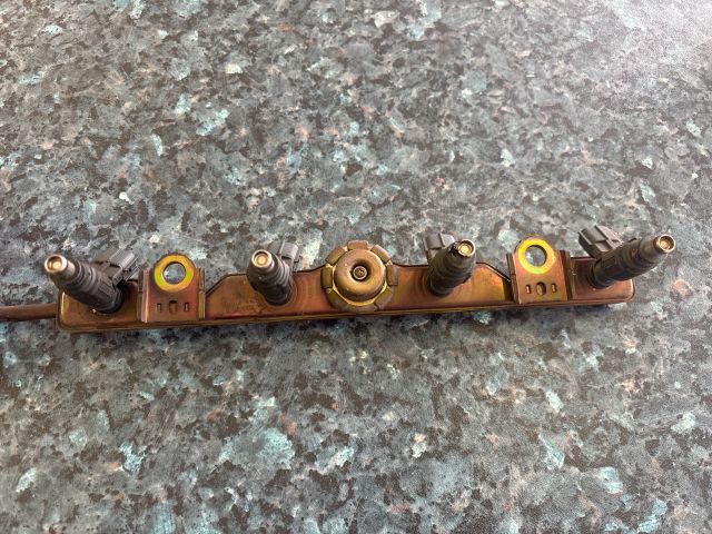 bontott TOYOTA COROLLA Porlasztó Sor / Híd