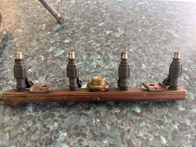 bontott TOYOTA COROLLA Porlasztó Sor / Híd