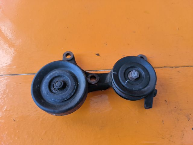 bontott TOYOTA COROLLA Szíjfeszítő Görgő