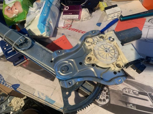 bontott TOYOTA COROLLA Bal első Ablakemelő Szerkezet (Elektromos)