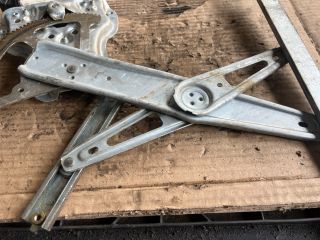 bontott TOYOTA COROLLA Bal első Ablakemelő Szerkezet (Elektromos)