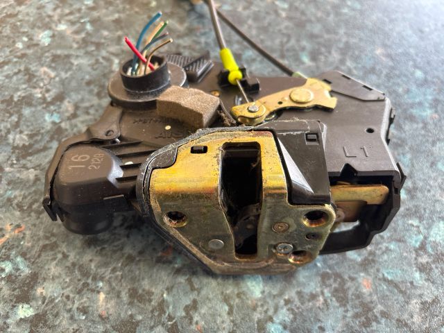 bontott TOYOTA COROLLA Bal első Ajtózár