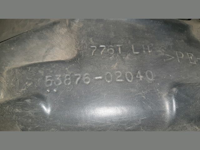 bontott TOYOTA COROLLA Bal első Dobbetét (Kerékjárati, Műanyag)