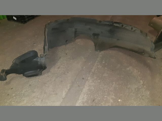 bontott TOYOTA COROLLA Bal első Dobbetét (Kerékjárati, Műanyag)