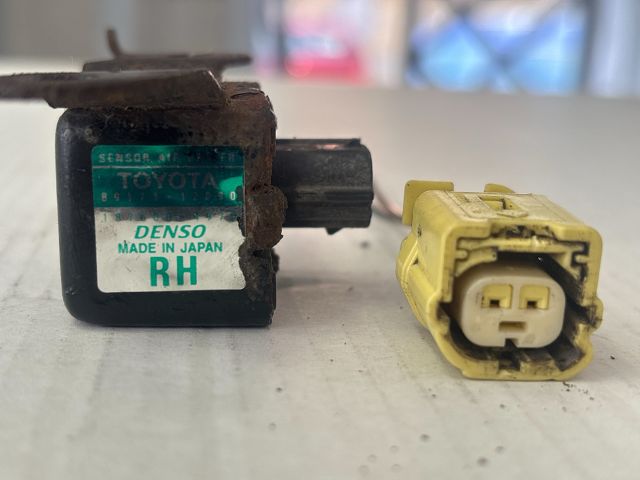 bontott TOYOTA COROLLA Bal első Ütközés Érzékelő (Homlokfalon)