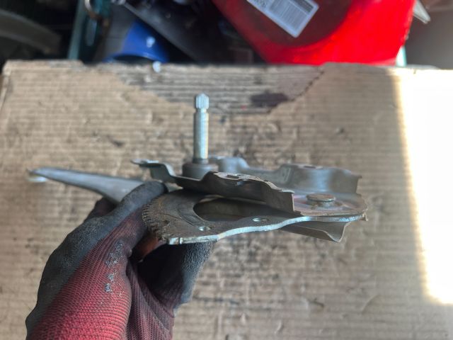 bontott TOYOTA COROLLA Bal hátsó Ablakemelő Szerkezet (Mechanikus)