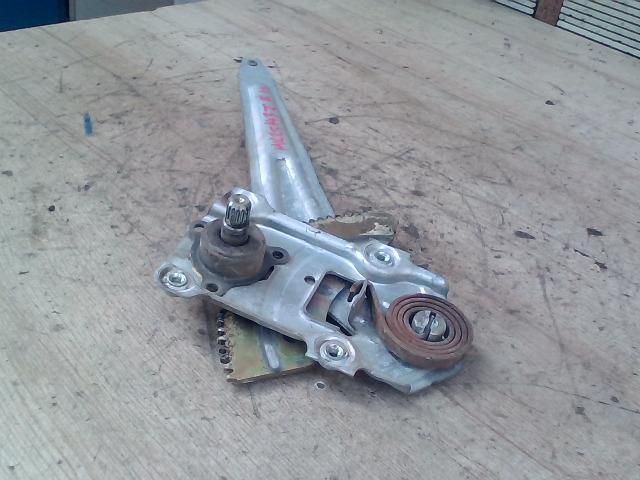 bontott TOYOTA COROLLA Bal hátsó Ablakemelő Szerkezet (Mechanikus)