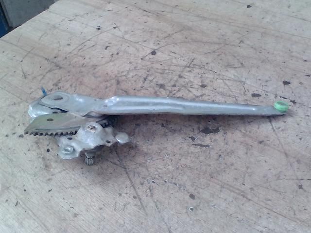 bontott TOYOTA COROLLA Bal hátsó Ablakemelő Szerkezet (Mechanikus)