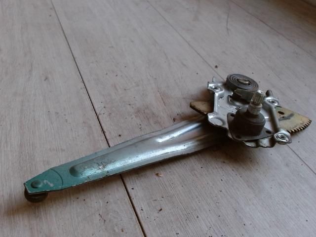 bontott TOYOTA COROLLA Bal hátsó Ablakemelő Szerkezet (Mechanikus)