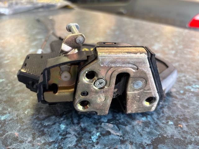 bontott TOYOTA COROLLA Bal hátsó Ajtózár