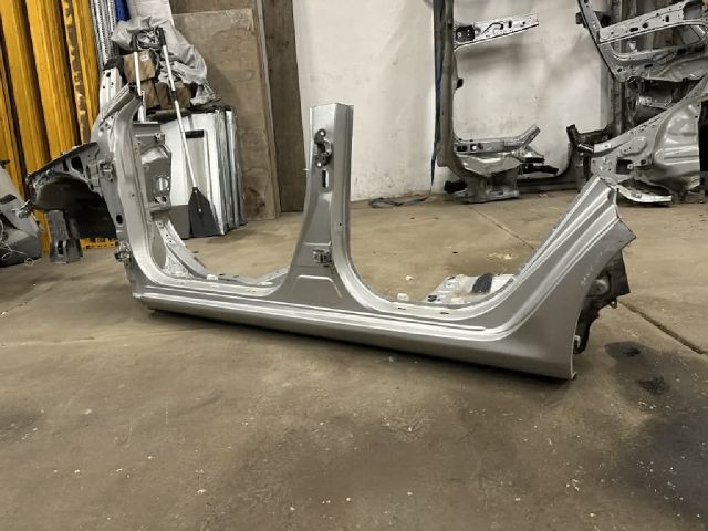 bontott TOYOTA COROLLA Bal Küszöb