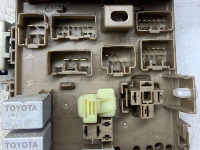 bontott TOYOTA COROLLA Biztosítéktábla Doboz