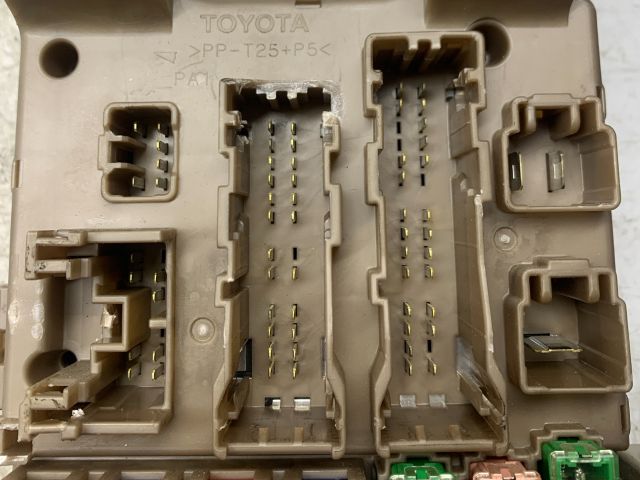 bontott TOYOTA COROLLA Biztosítéktábla Doboz