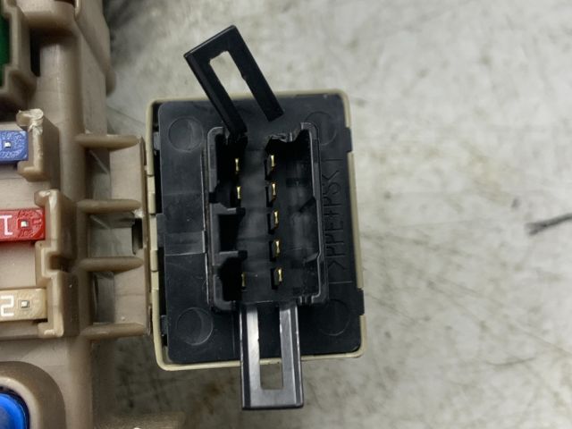 bontott TOYOTA COROLLA Biztosítéktábla Doboz