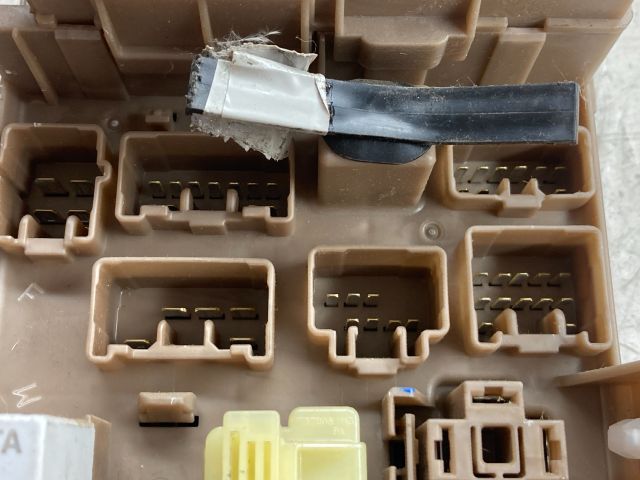 bontott TOYOTA COROLLA Biztosítéktábla Doboz