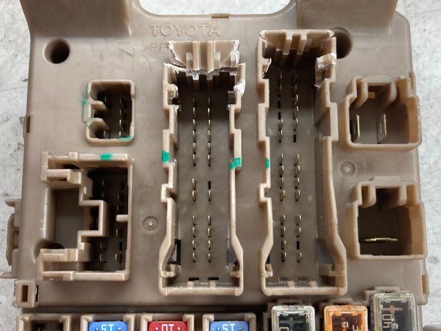 bontott TOYOTA COROLLA Biztosítéktábla Doboz