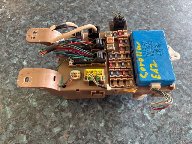 bontott TOYOTA COROLLA Biztosítéktábla Utastér