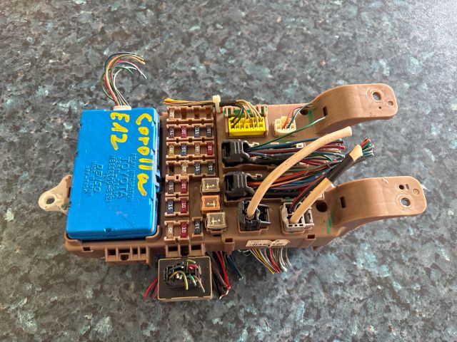 bontott TOYOTA COROLLA Biztosítéktábla Utastér