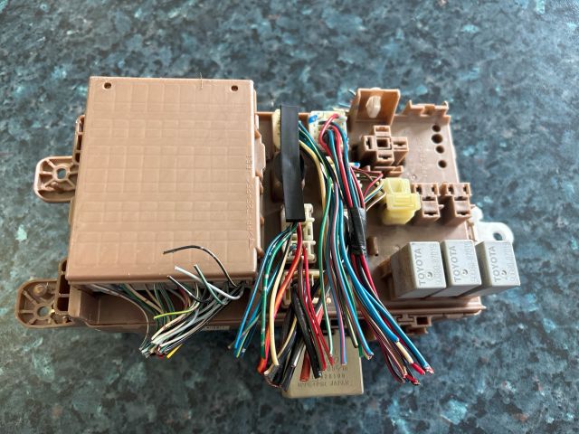 bontott TOYOTA COROLLA Biztosítéktábla Utastér