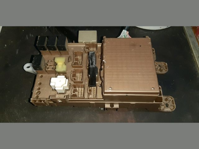 bontott TOYOTA COROLLA Biztosítéktábla Utastér