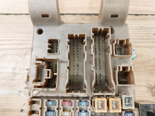 bontott TOYOTA COROLLA Biztosítéktábla Utastér