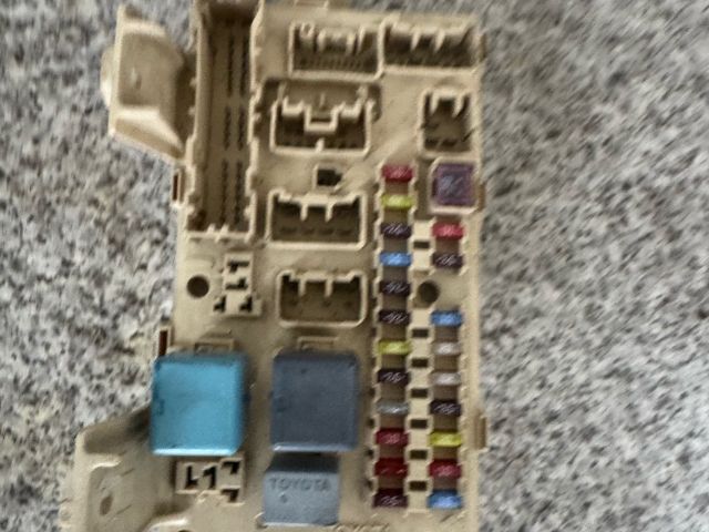 bontott TOYOTA COROLLA Biztosítéktábla Utastér