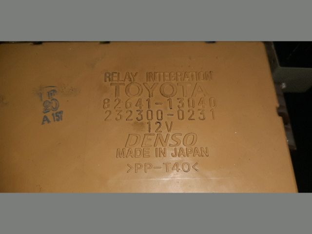 bontott TOYOTA COROLLA Biztosítéktábla Utastér