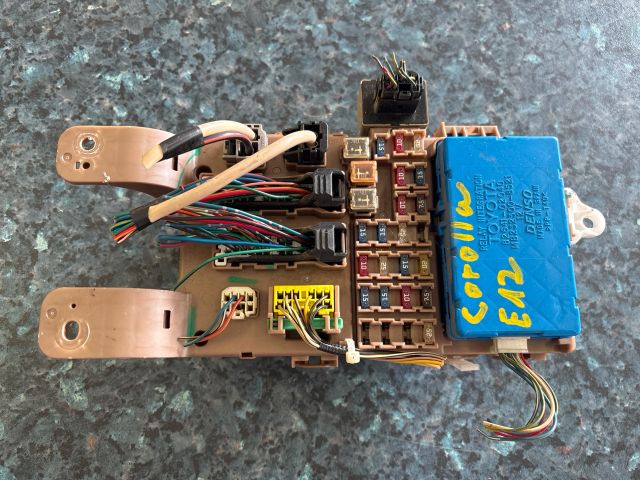 bontott TOYOTA COROLLA Biztosítéktábla Utastér