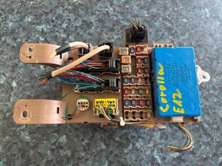 bontott TOYOTA COROLLA Biztosítéktábla Utastér