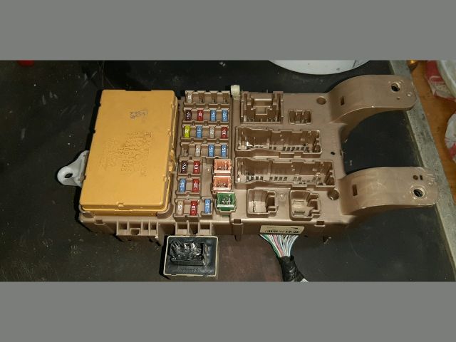 bontott TOYOTA COROLLA Biztosítéktábla Utastér