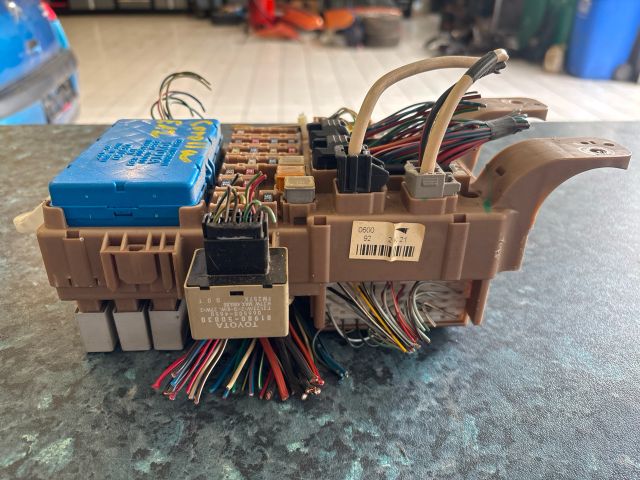 bontott TOYOTA COROLLA Biztosítéktábla Utastér