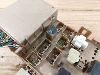 bontott TOYOTA COROLLA Biztosítéktábla Utastér