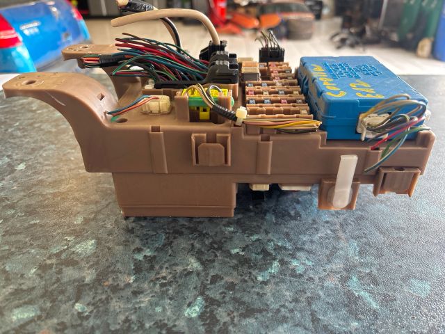 bontott TOYOTA COROLLA Biztosítéktábla Utastér