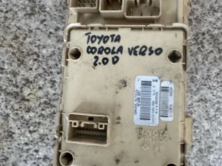 bontott TOYOTA COROLLA Biztosítéktábla Utastér