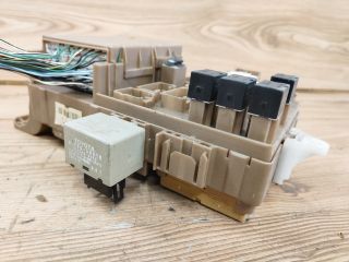 bontott TOYOTA COROLLA Biztosítéktábla Utastér