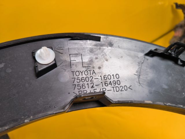 bontott TOYOTA COROLLA Cross Bal első Sárvédő Díszléc