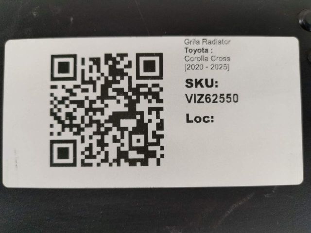 bontott TOYOTA COROLLA Cross Hűtőrács