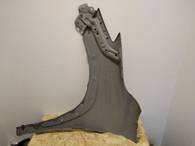 bontott TOYOTA COROLLA Cross Jobb első Sárvédő