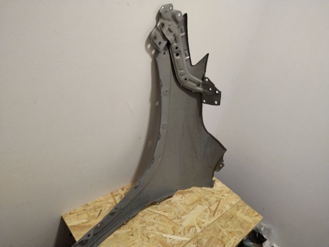 bontott TOYOTA COROLLA Cross Jobb első Sárvédő