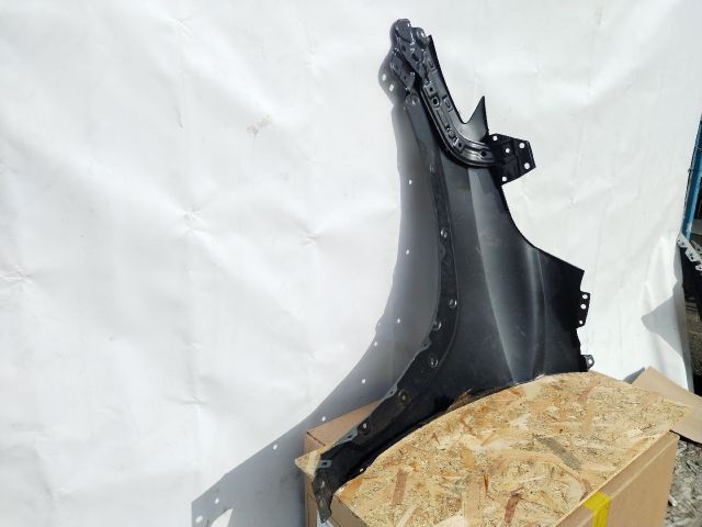 bontott TOYOTA COROLLA Cross Jobb első Sárvédő