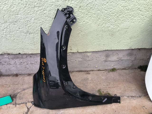 bontott TOYOTA COROLLA Cross Jobb első Sárvédő