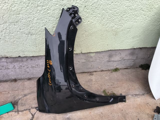 bontott TOYOTA COROLLA Cross Jobb első Sárvédő